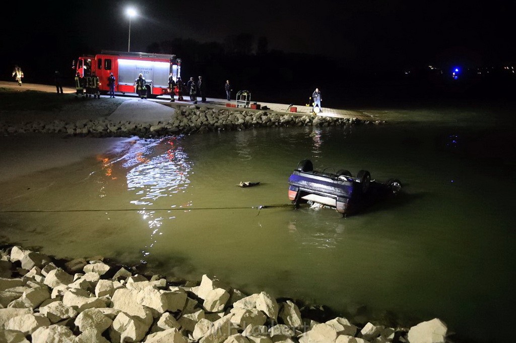 PKW im Rhein Koeln Merkenich neben dem Hitdofer Faehranleger P18.jpg